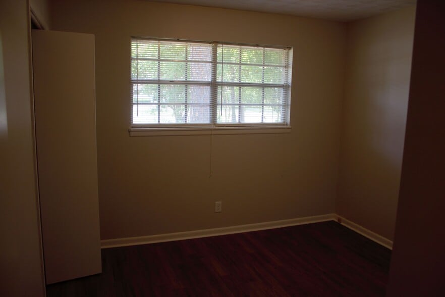 Room #3 - 2504 Choctaw St