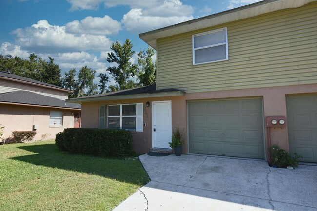 Building Photo - 3/2 Half Duplex in N. Lakeland!