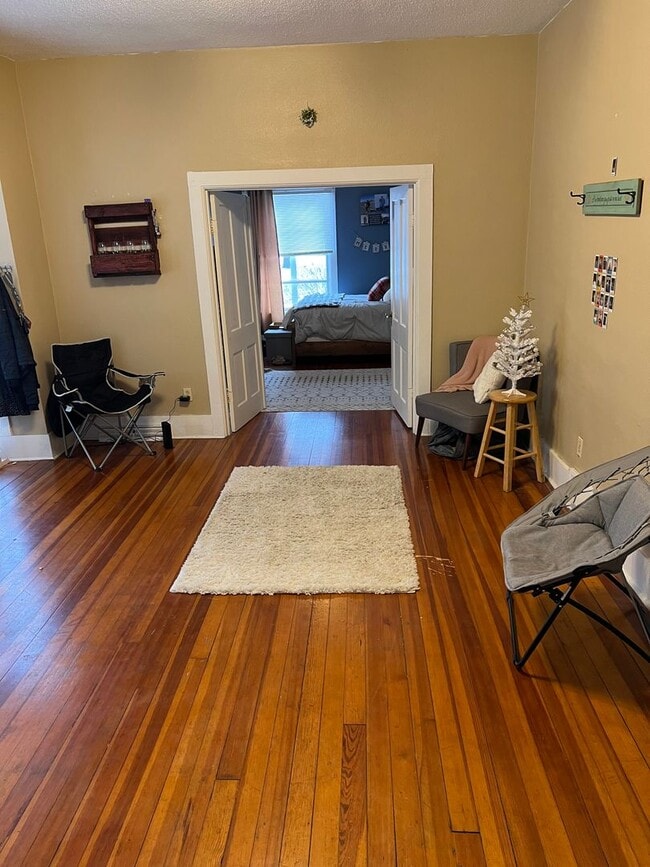 Building Photo - Great location 4 bedroom, 2 bathroom house...