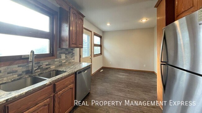 Building Photo - 4 bed 2 bath home with attached garage!