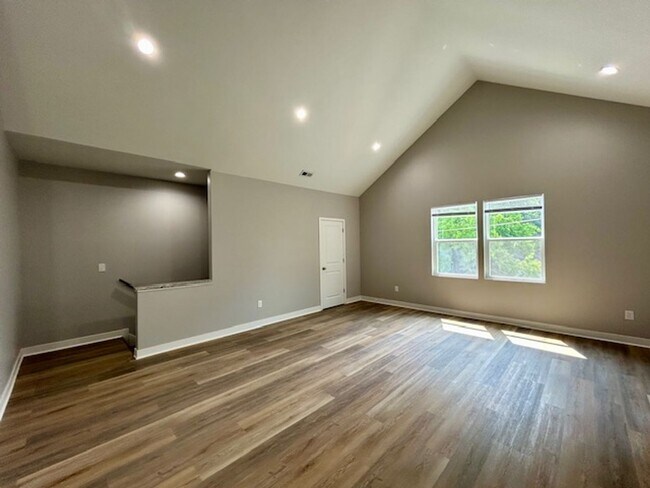 Building Photo - Charming 3-Bedroom 2 Bathroom Duplex in th...