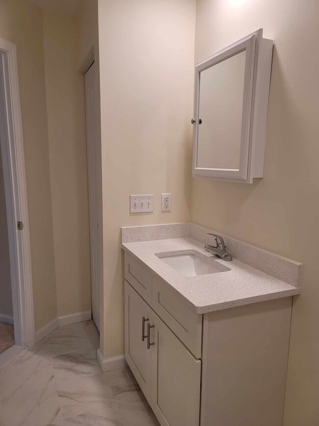 Building Photo - 27 Lear Ct