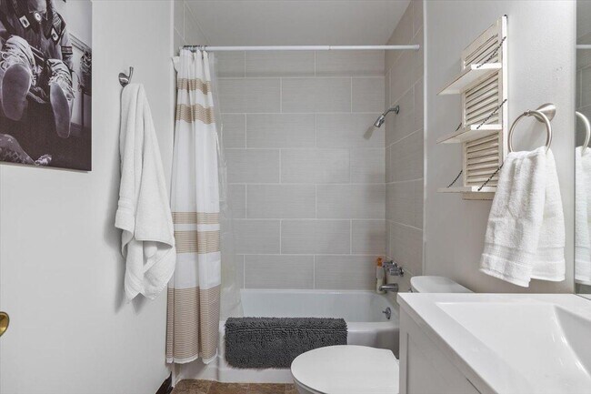 Building Photo - 1305 9th St W