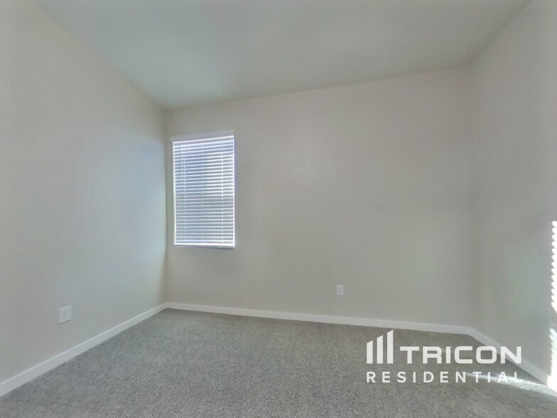 Building Photo - 4541 E Granada St