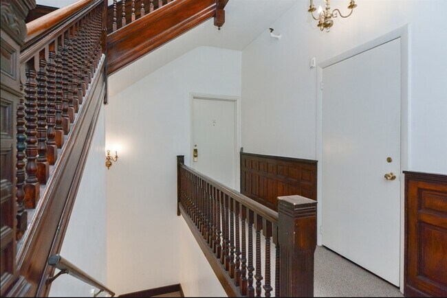 Building Photo - 922 Beacon St