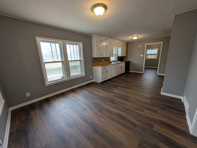 Building Photo - 415 SW Watson Ave