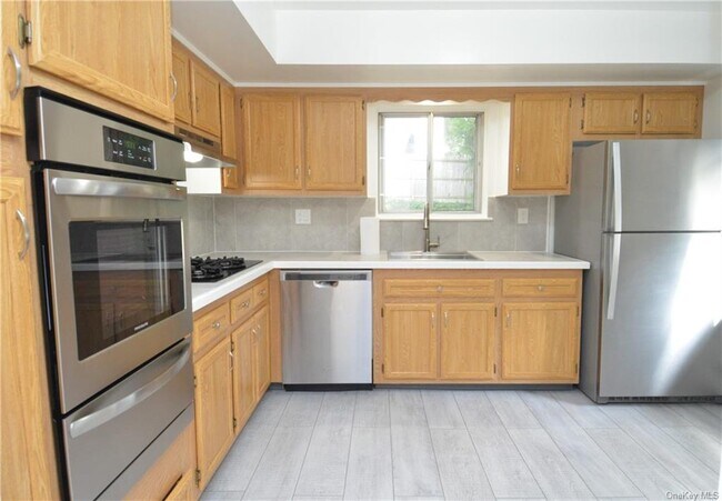 Building Photo - 190 Midland Ave