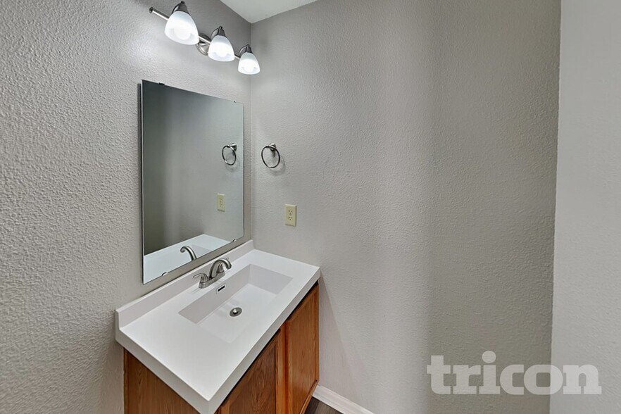 Building Photo - 8039 Retreat Ln