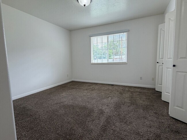 Building Photo - Welcome to this Two-Bedroom Duplex in Santaquin, UT