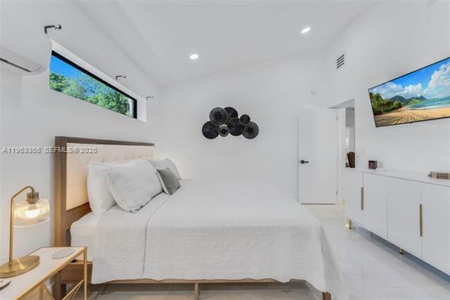 Building Photo - 231 NE 45th St