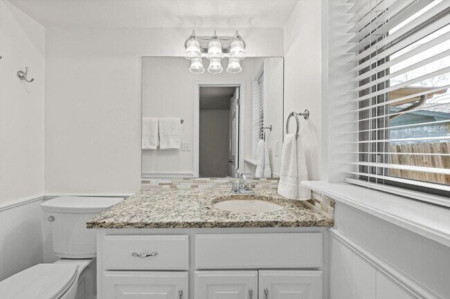 Building Photo - Updated Edmond 3BR Home – Walk to Orvis Risner Elementary – Easy OKC Commute