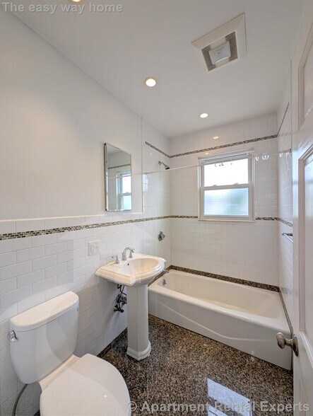 Building Photo - 7-9 Bonner Ave Unit #2