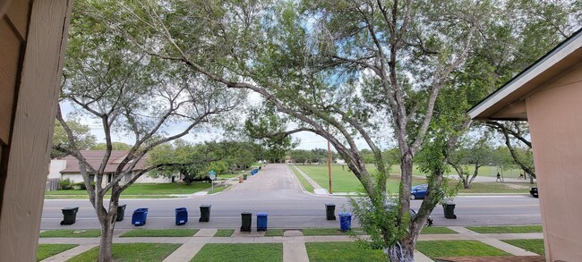 Building Photo - Nice Southside townhome with garage across...