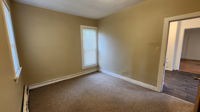 Building Photo - 2 Bedroom, 1 Bathroom with Laundry & Off Street Parking - Available August 1st!