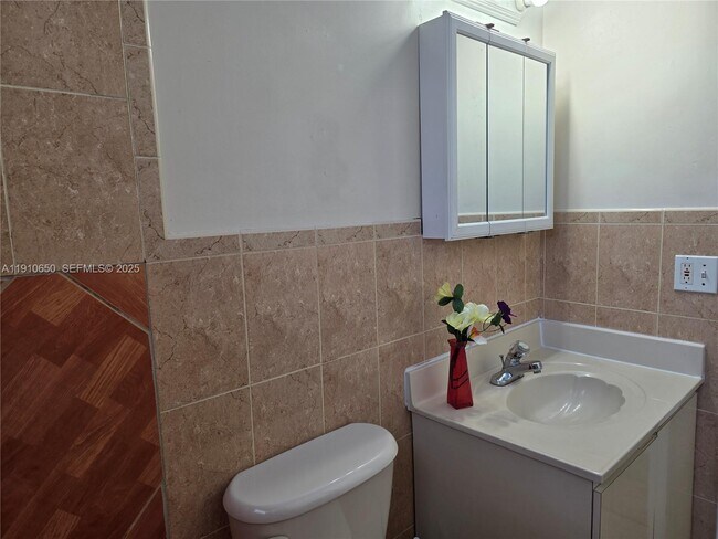 Building Photo - 10399 N Kendall Dr