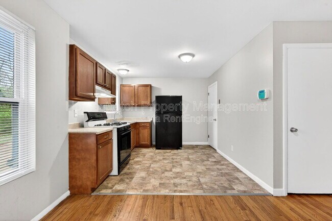 Building Photo - 10216 Royal Dr