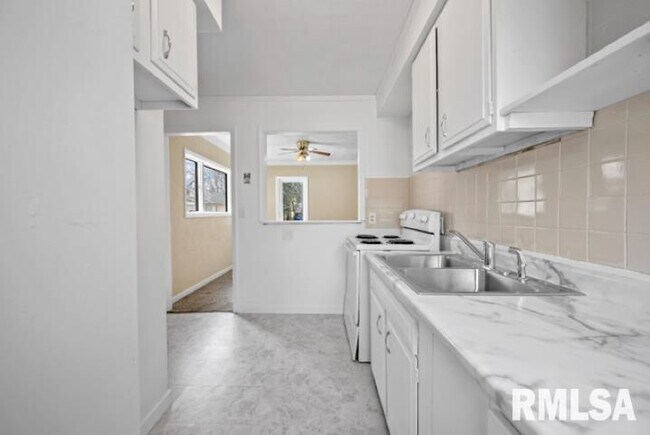 Building Photo - 2212 N Ellis St