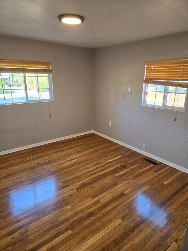 Building Photo - House with Primary Suite