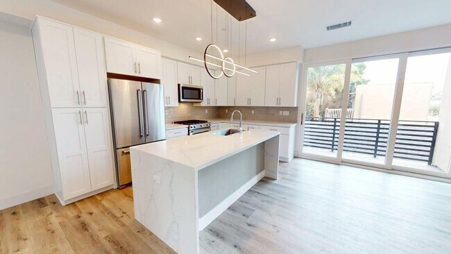 Building Photo - Gated | Light-Filled Townhouse | North Park