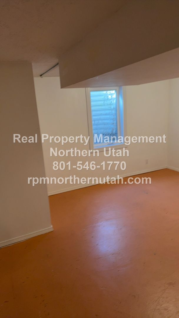 Building Photo - 5 Bedroom 2 Bath Home In Kaysville Available!