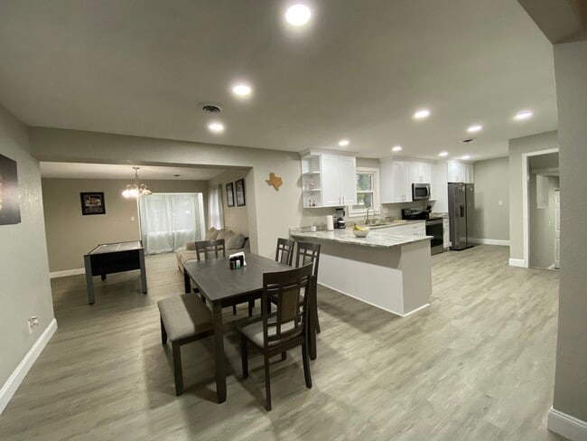 Building Photo - 6425 Sedgefield Dr