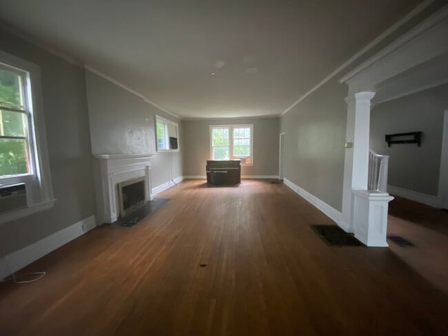 Building Photo - 4 bedroom 2.5 bath house with bonus room