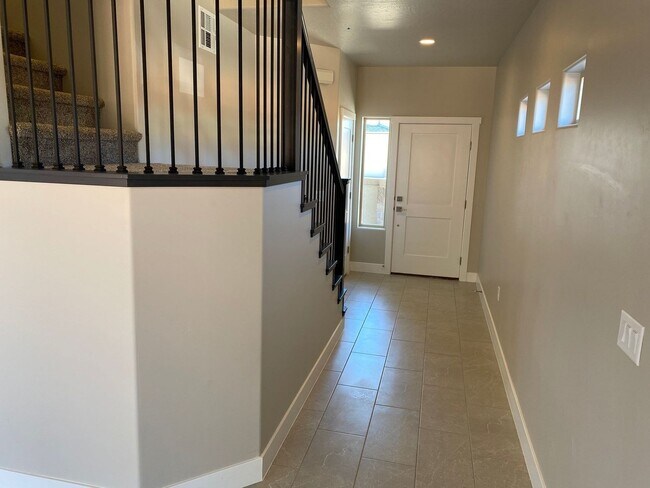 Building Photo - Red Mountain Vista Town Home, End Unit