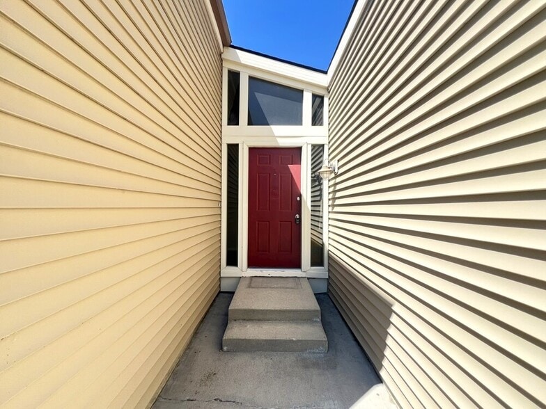 Building Photo - 906 E Bergeson St