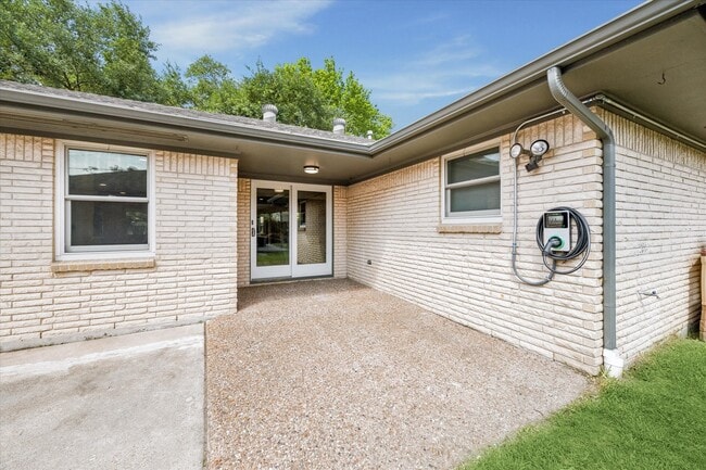 Building Photo - 5311 Hialeah Dr
