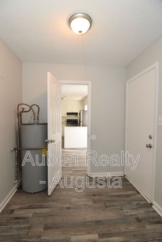 Building Photo - 524 Laverne Ave