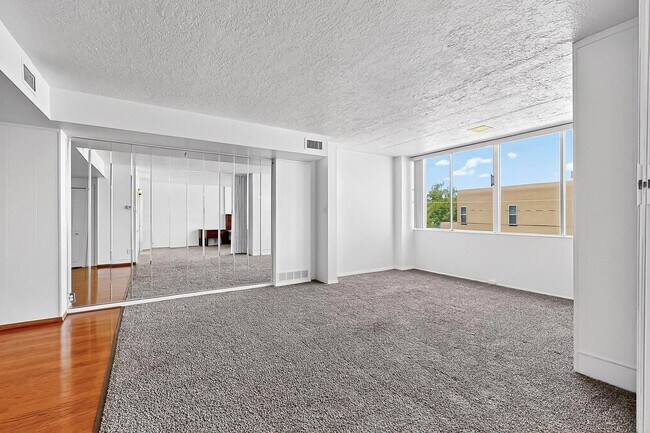 Building Photo - Art Deco Condo 1 Bedroom  1 Bath with cove...