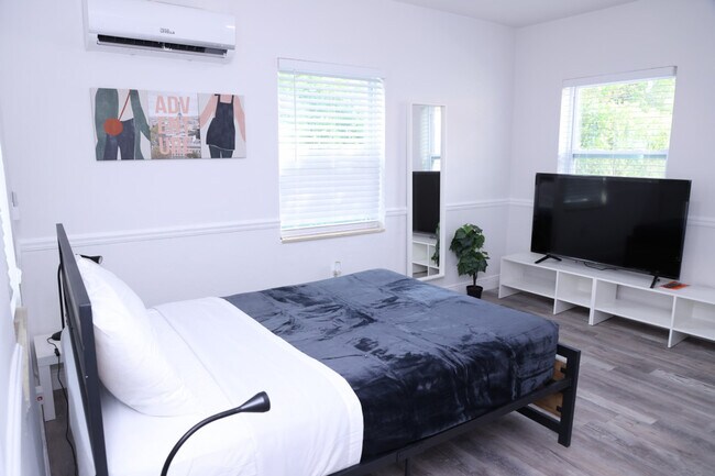 Building Photo - 1109 Douglas Rd