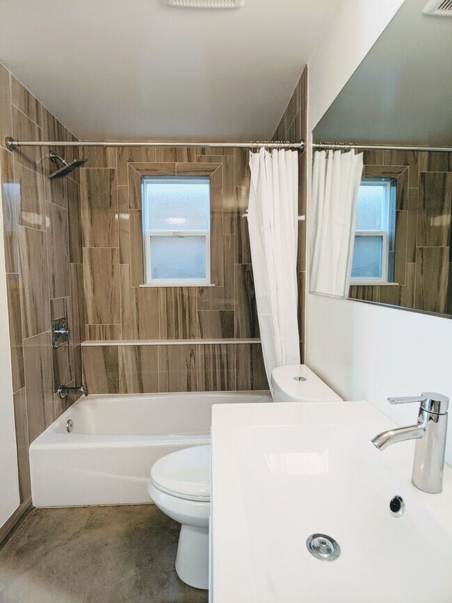 Building Photo - Charming remodeled garden flat with laundry