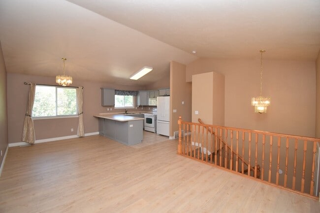 Building Photo - Amazing 3 Bedroom 2.5 Bathroom in SLC!!!