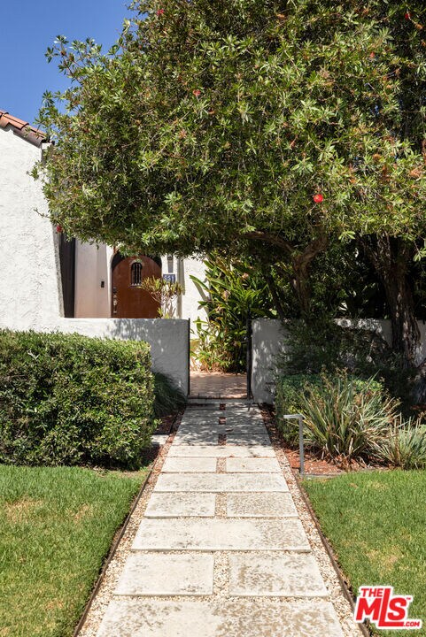 Building Photo - 851 Masselin Ave
