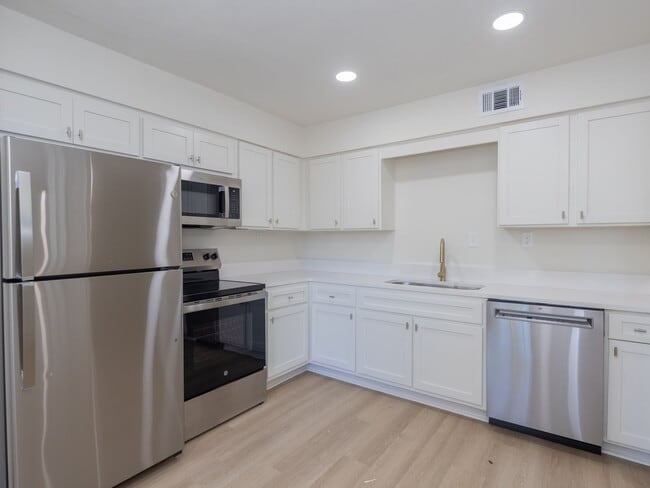 Building Photo - RENOVATED - 2BR/1BA FOR RENT