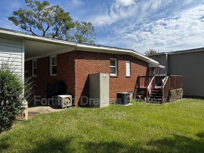 Building Photo - 1308 Westmoreland Dr