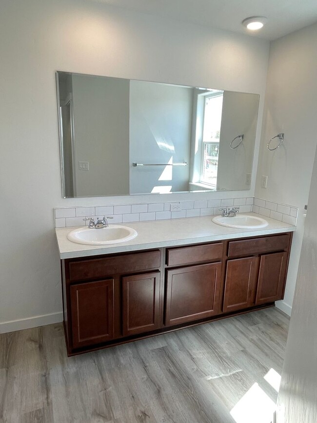 Building Photo - Newer 2-bedroom Townhome