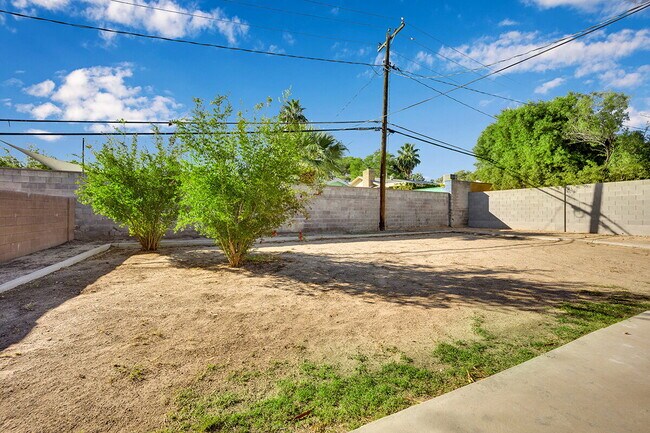 Building Photo - Beautifully updated 3-bedroom, 2-bath sing...