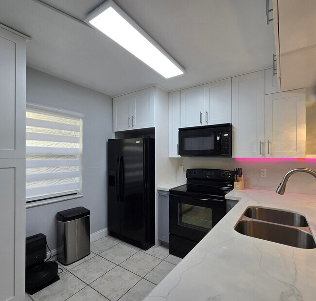 Building Photo - 10501 W Broward Blvd