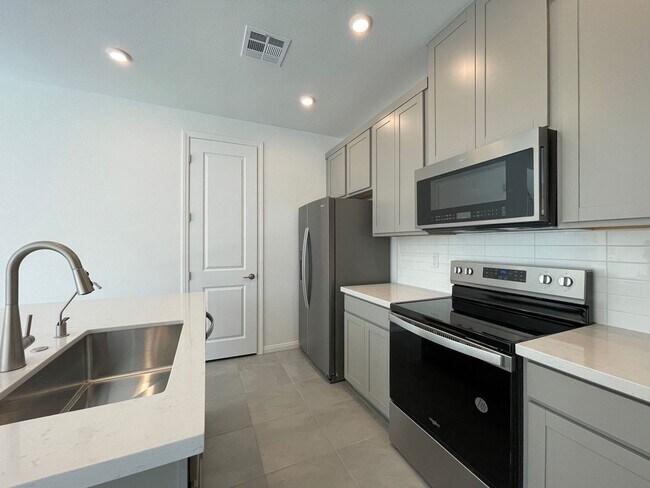 Building Photo - 3 BED 2.5 BATH 2 CAR GARAGE TOWNHOME FOR RENT IN CADENCE MASTER PLANNED COMMUNITY