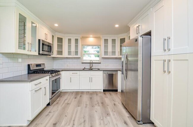 Building Photo - 8330 Waterbury Dr