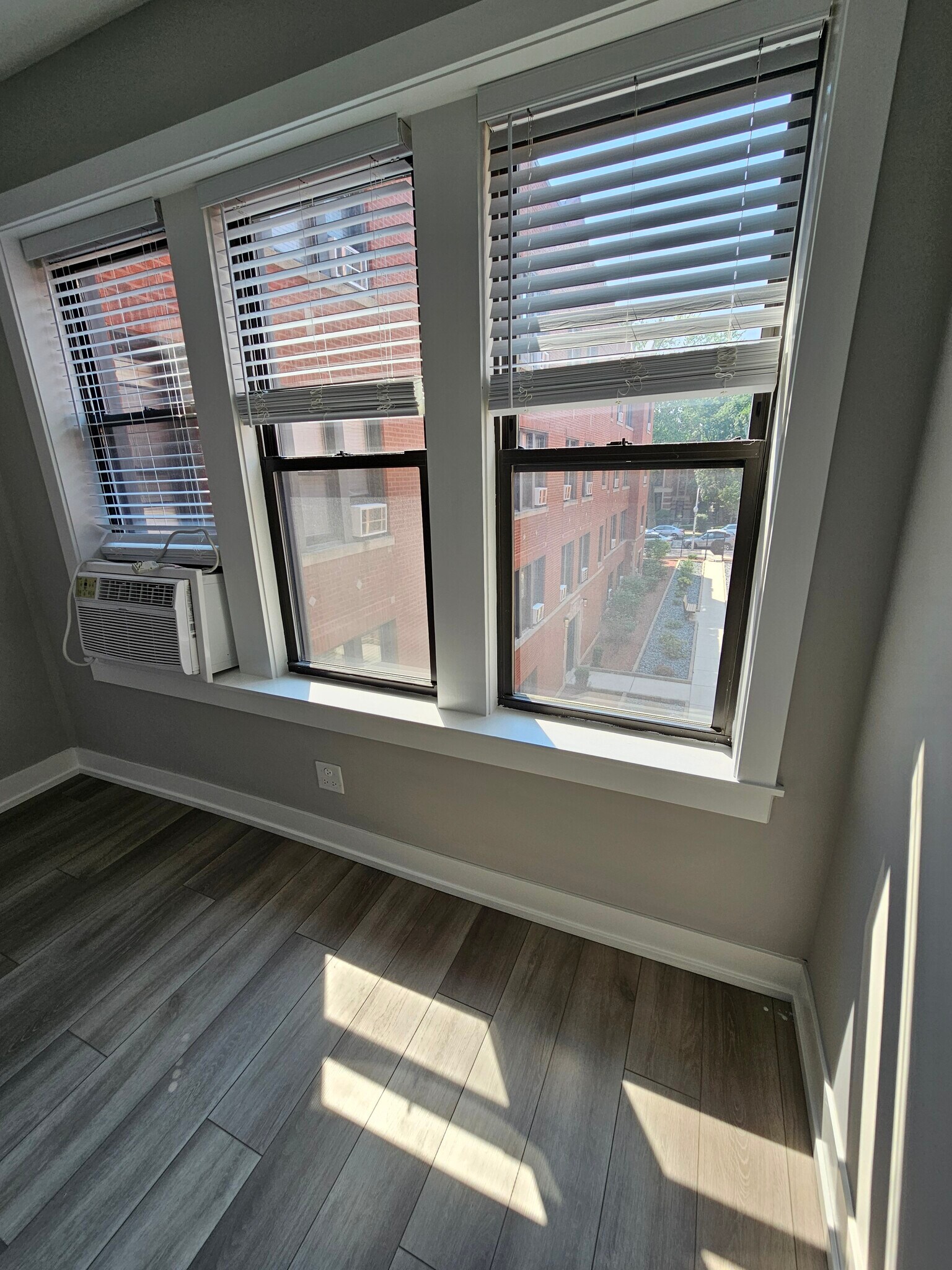 Building Photo - 3931 N Janssen Ave