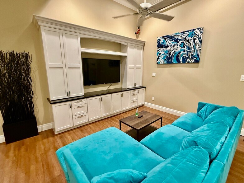 Building Photo - 317 Main St