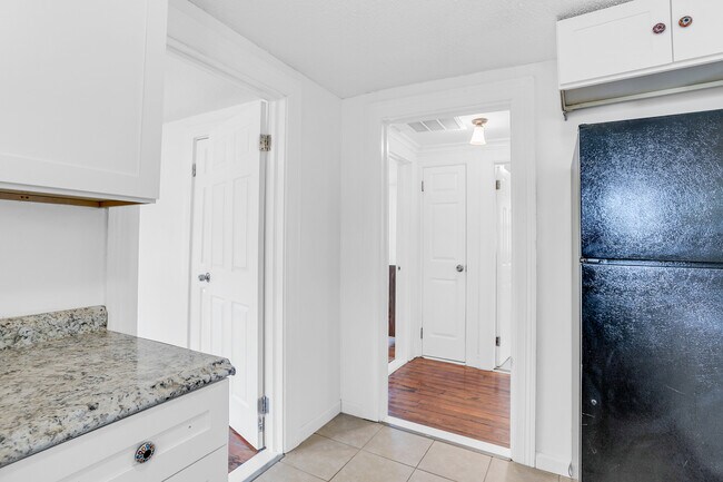 Building Photo - 906 E 39th St