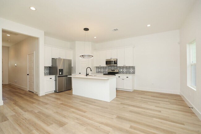 Building Photo - For Lease | 4 Bed, 2.5 Bath | 1,450 Sq Ft |