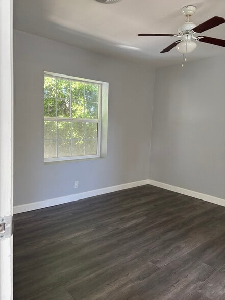 Building Photo - 5516 Vanalden Ave