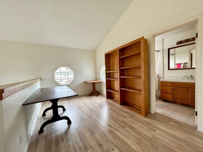 Building Photo - Spacious Beach House in South Oceanside