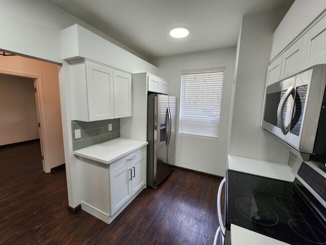 Building Photo - Renovated 3 Bedroom Condo