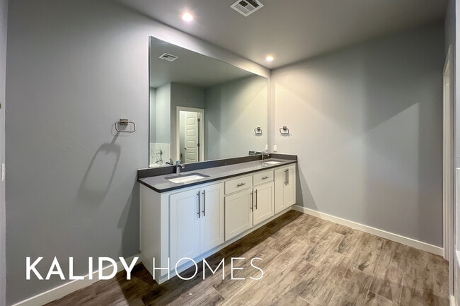 Building Photo - 217 Olde Ml Ct